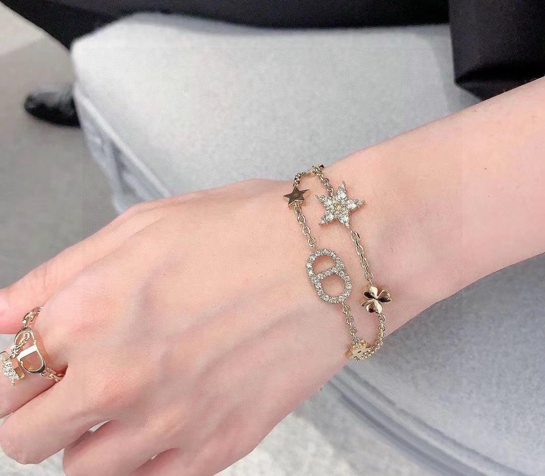 Dior Dior 迪奥JADIOR 字母两条装手链 采用金色作为主要颜色 配上字母、五角星、增添了一份可爱