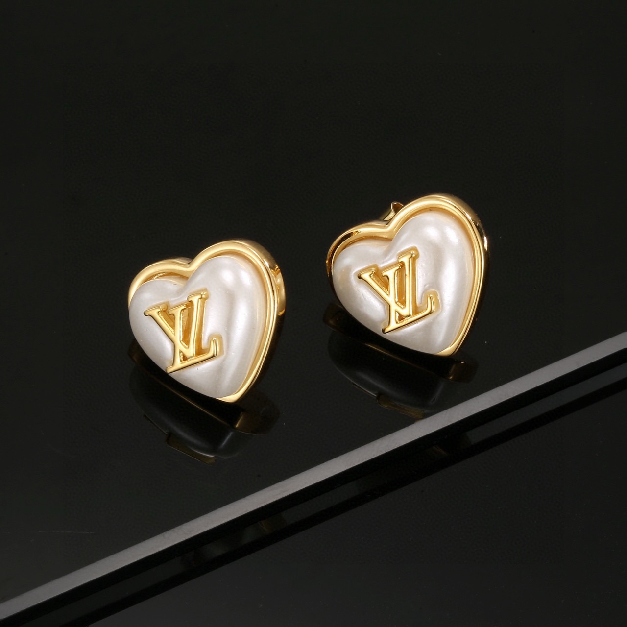Louis Vuitton 精工版本路易威登心桃树脂耳钉 秉承精湛匠艺