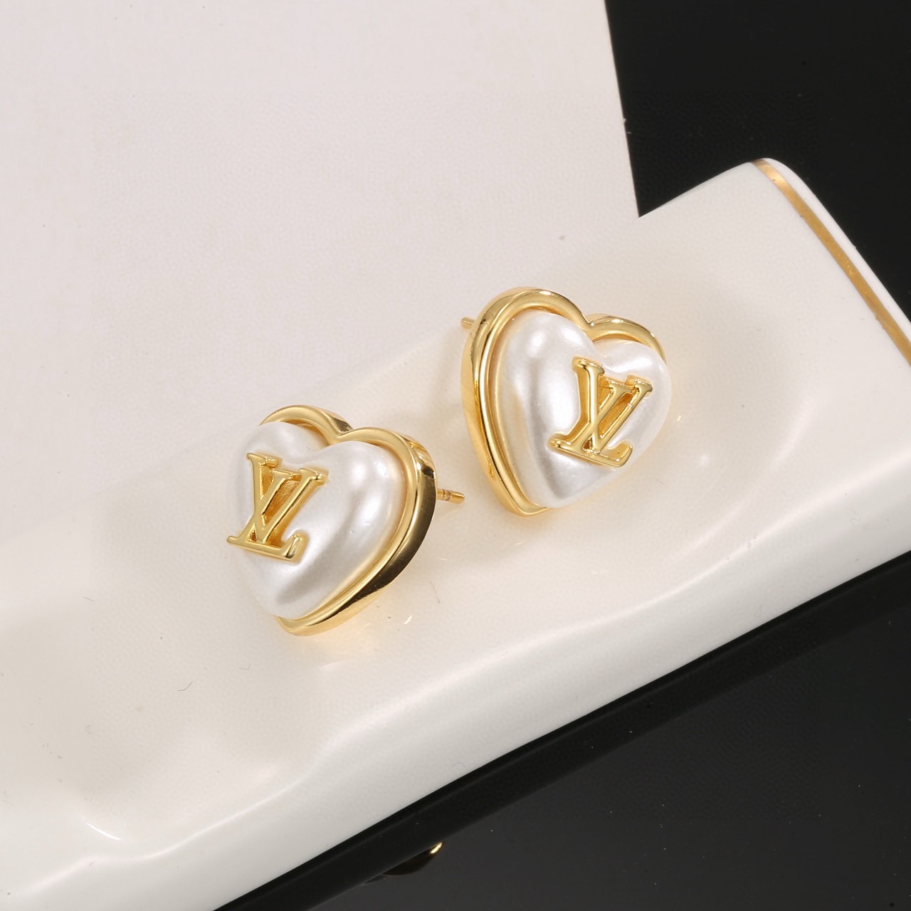 Louis Vuitton 精工版本路易威登心桃树脂耳钉 秉承精湛匠艺