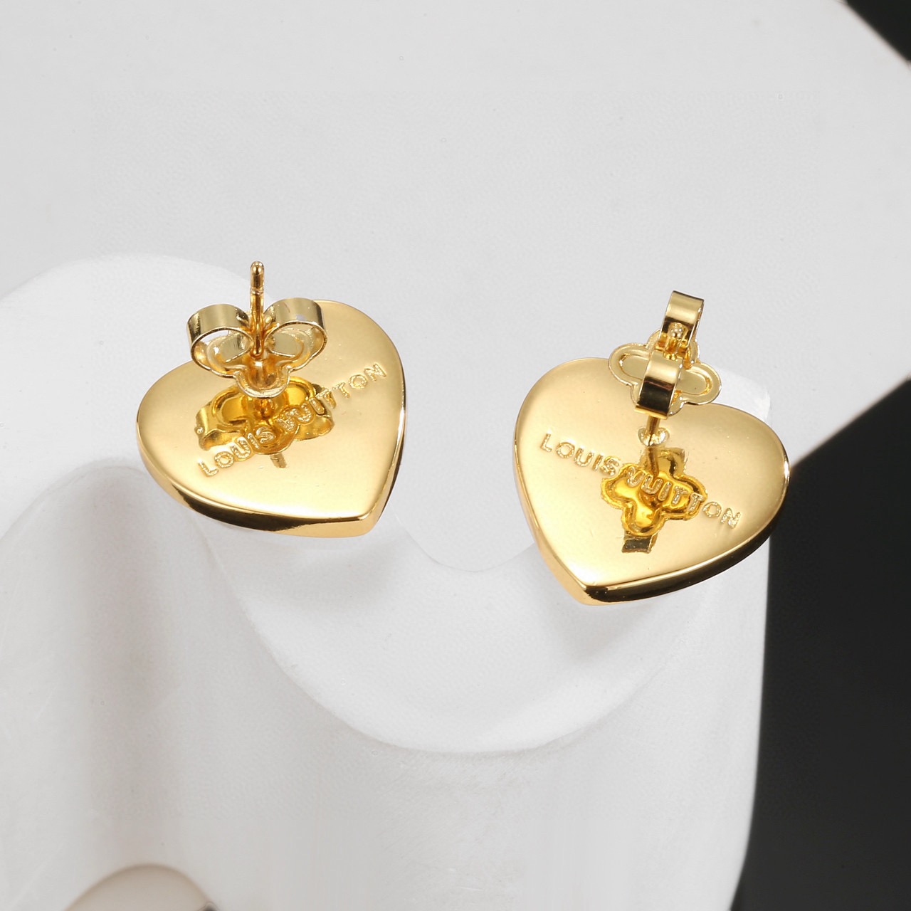 Louis Vuitton 精工版本路易威登心桃树脂耳钉 秉承精湛匠艺