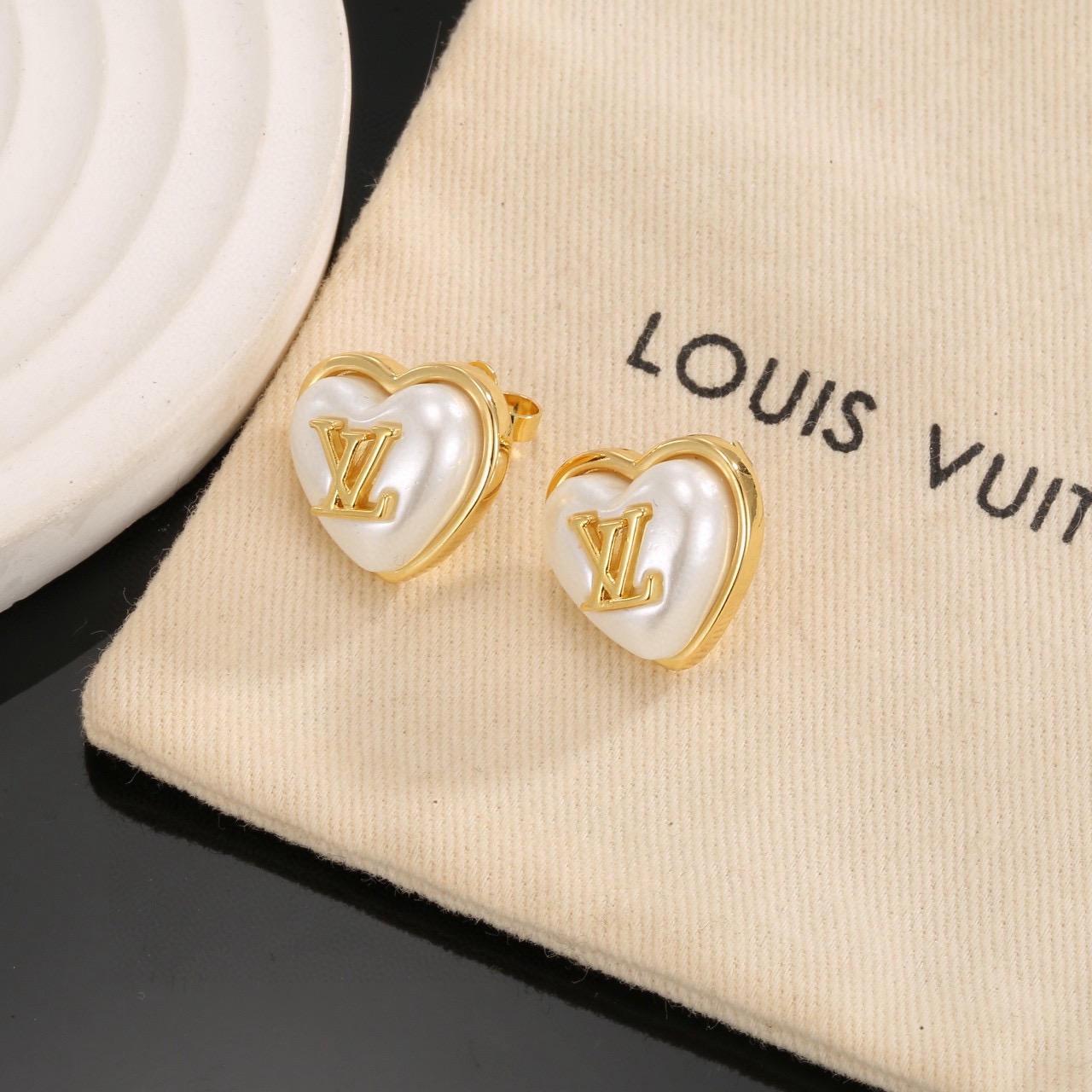 Louis Vuitton 精工版本路易威登心桃树脂耳钉 秉承精湛匠艺