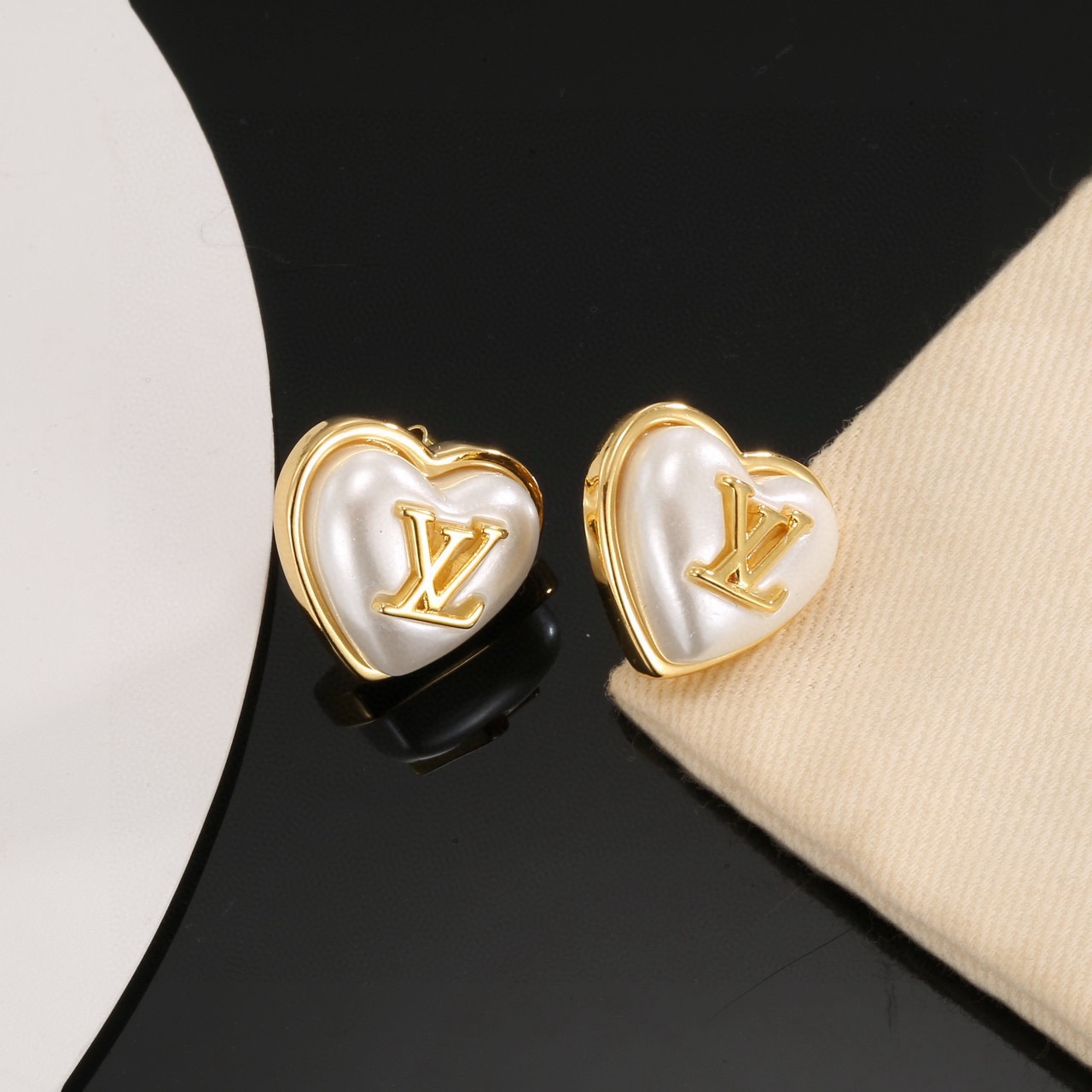 Louis Vuitton 精工版本路易威登心桃树脂耳钉 秉承精湛匠艺