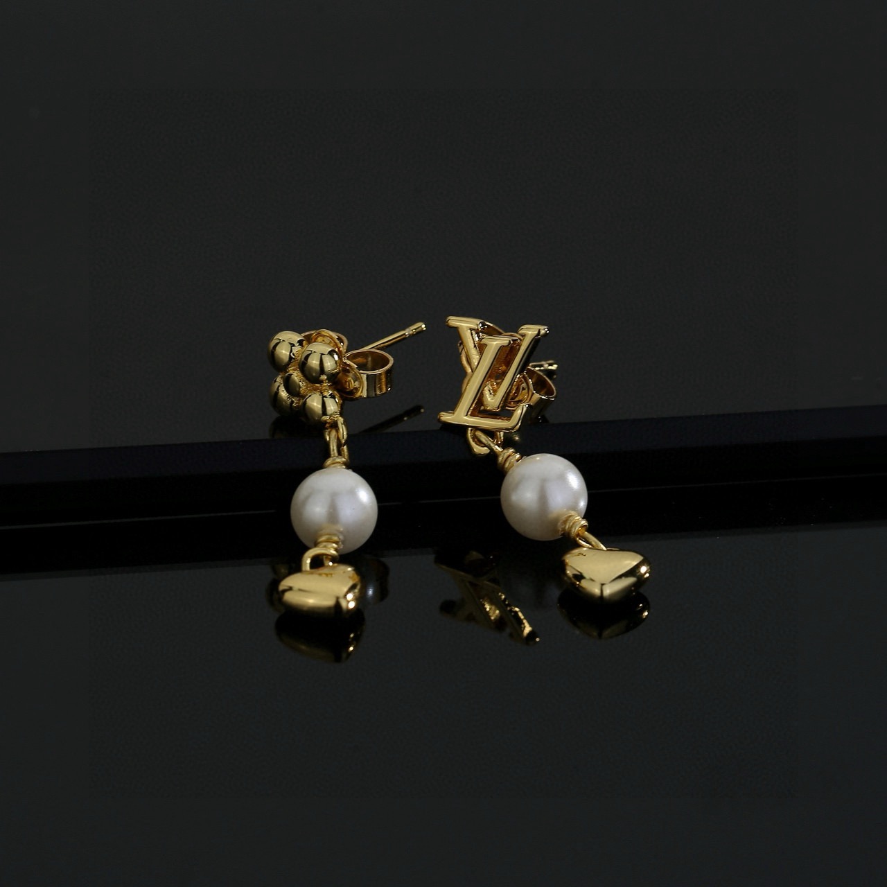 p90
 LV耳钉 路易威登个性 带来时髦、有趣的视觉，明亮式切割工艺使表面抛光非常靓丽360度绚丽夺目 方方面面都很到位整体设计简约、辨识度高搭配起来典雅 大气耳钉 