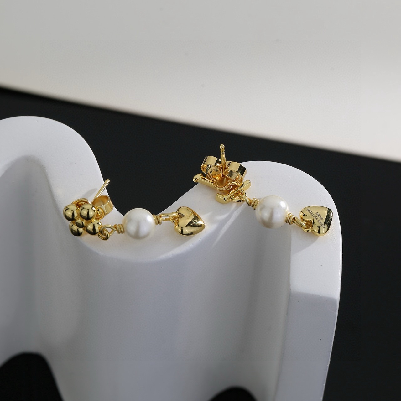 p90
 LV耳钉 路易威登个性 带来时髦、有趣的视觉，明亮式切割工艺使表面抛光非常靓丽360度绚丽夺目 方方面面都很到位整体设计简约、辨识度高搭配起来典雅 大气耳钉 