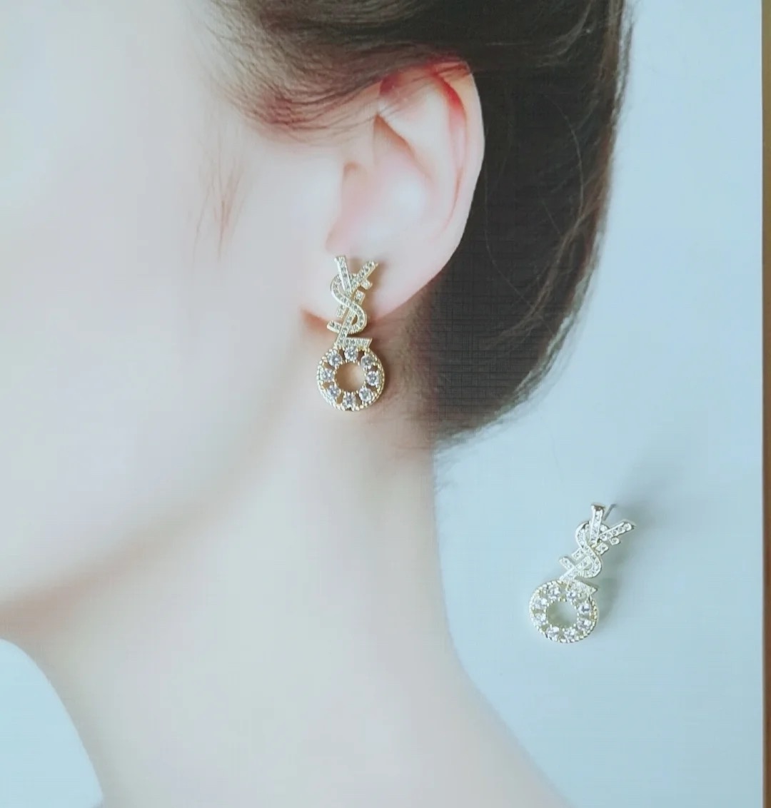 p95
 圣罗兰YSL 经典奢侈   耳钉 金色 时尚百搭 犹如酒会礼服一般，绚烂多姿。经典 最具个性魅力象征永远的不变的情怀，代表着经典和永恒 ！秉承圣罗兰的传统 特别的闪~