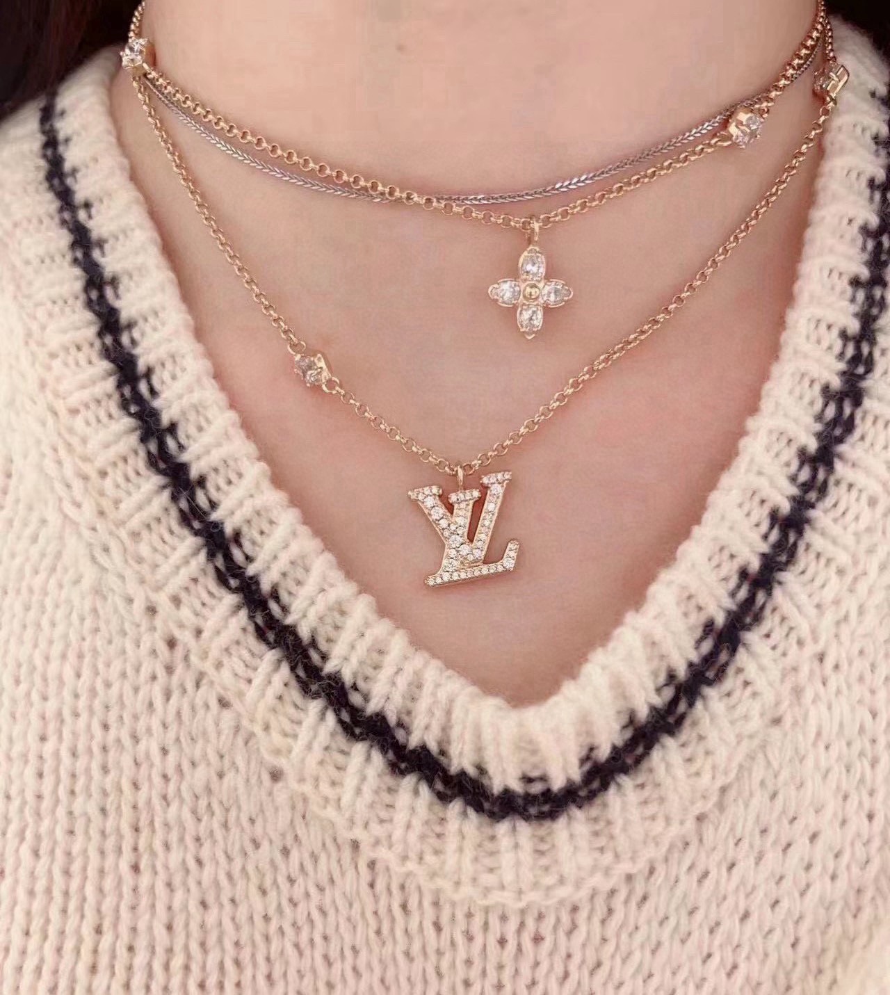 驴家新款LV Iconic 项链 手链 令镶嵌水晶的 LV 字母占据中央,再以 Monogram 花卉注入雅致格调,无论单独佩戴或搭配同款手链 5