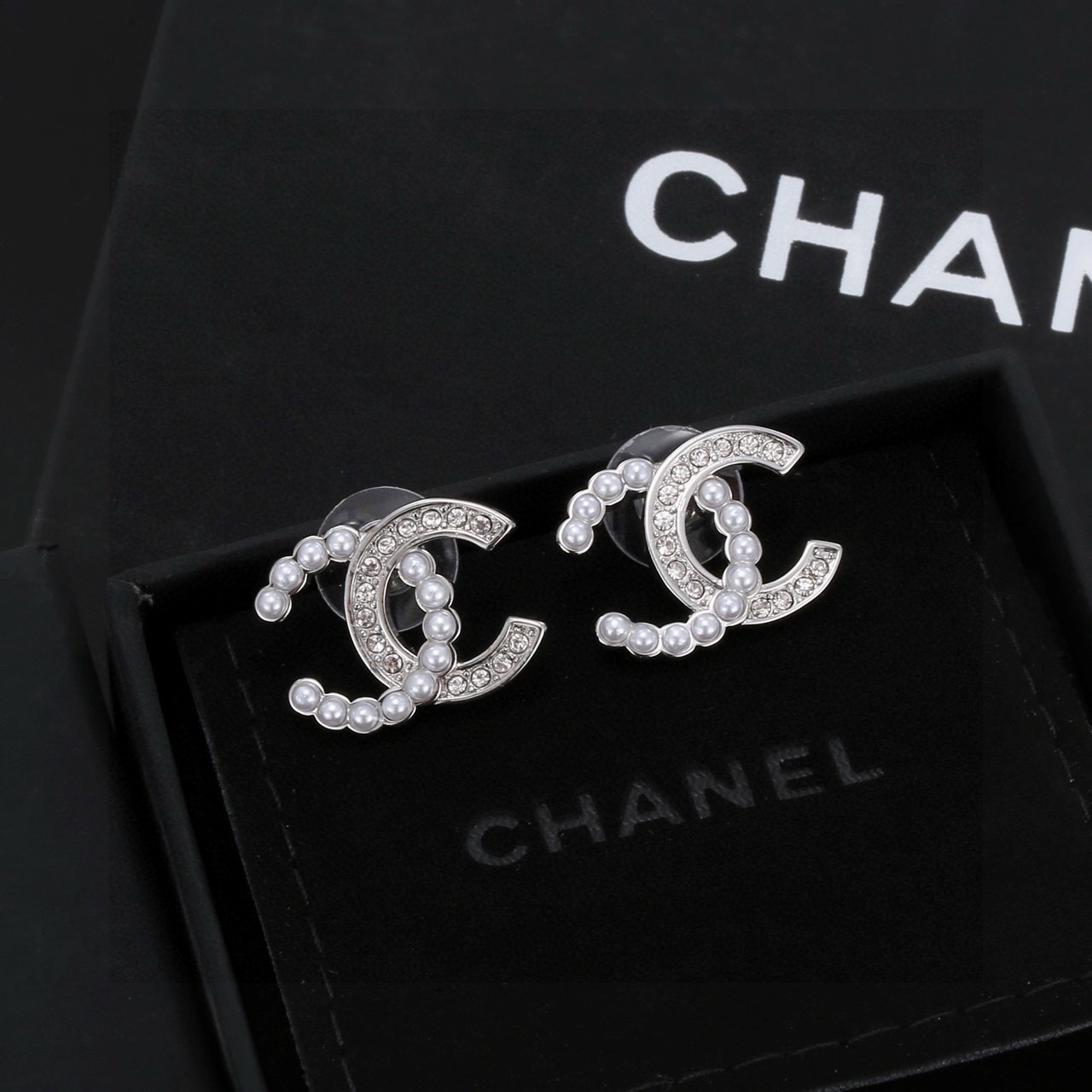 Chanel 香奈儿耳环 紧追潮流早春耳钉 不管你是圆脸还是长脸拆下自己配系有意想不到的惊喜 修饰脸型利器