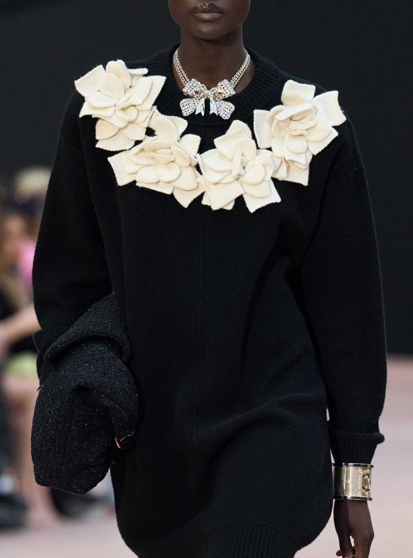 ​​ 香奈儿蝴蝶结项链​​✨香奈儿2025/26秋冬系列蝴蝶结项链，金属材质搭配水钻，金银双色链条超有层