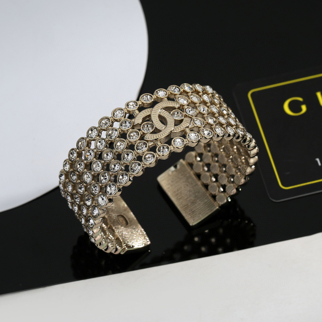 Ch@nel 香奈儿新款手镯 高端品质 重工打造 结合经典cc，做工精致细腻，优雅又时尚，妥妥虏获一众仙