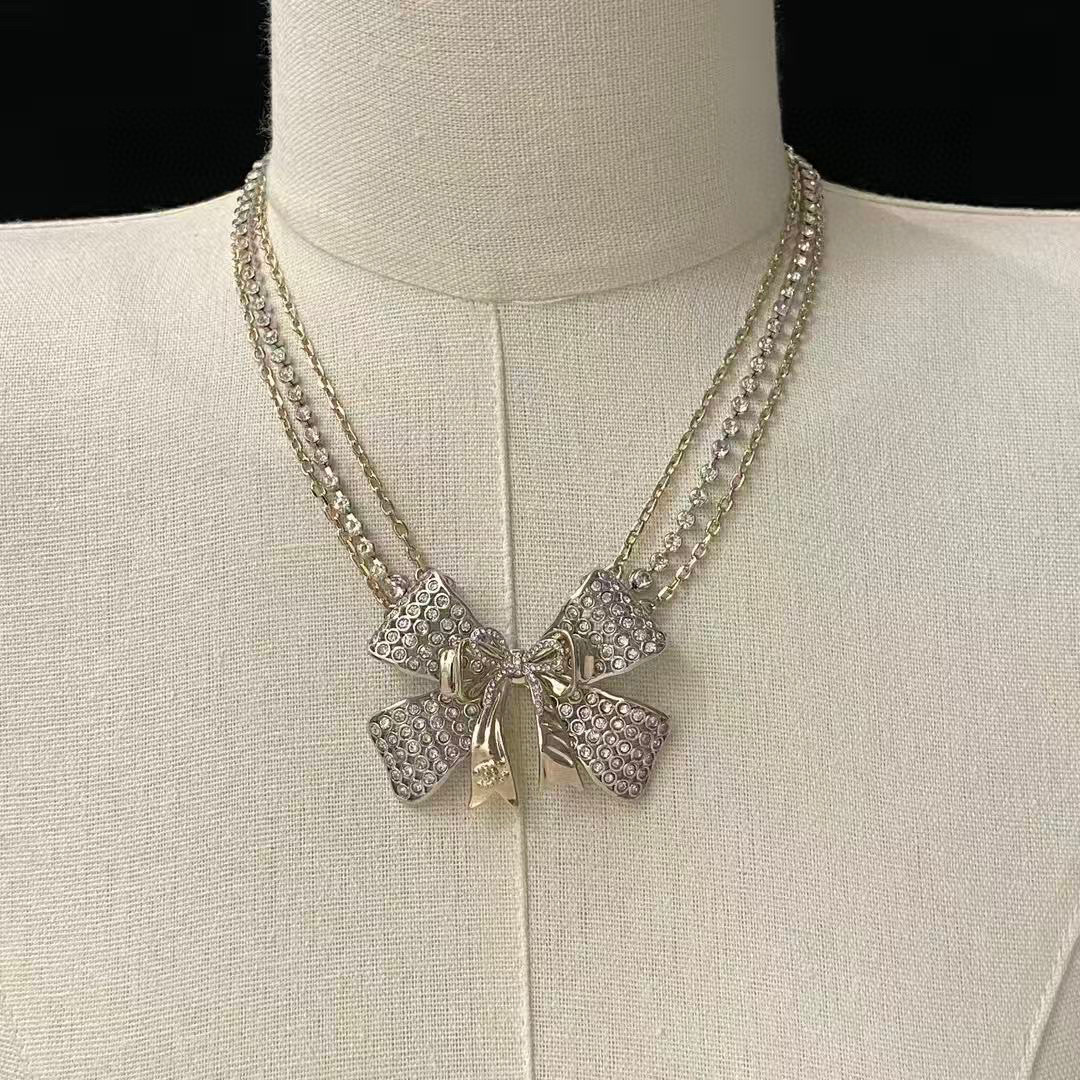 ​​ 香奈儿蝴蝶结项链​​✨香奈儿2025/26秋冬系列蝴蝶结项链，金属材质搭配水钻，金银双色链条超有层