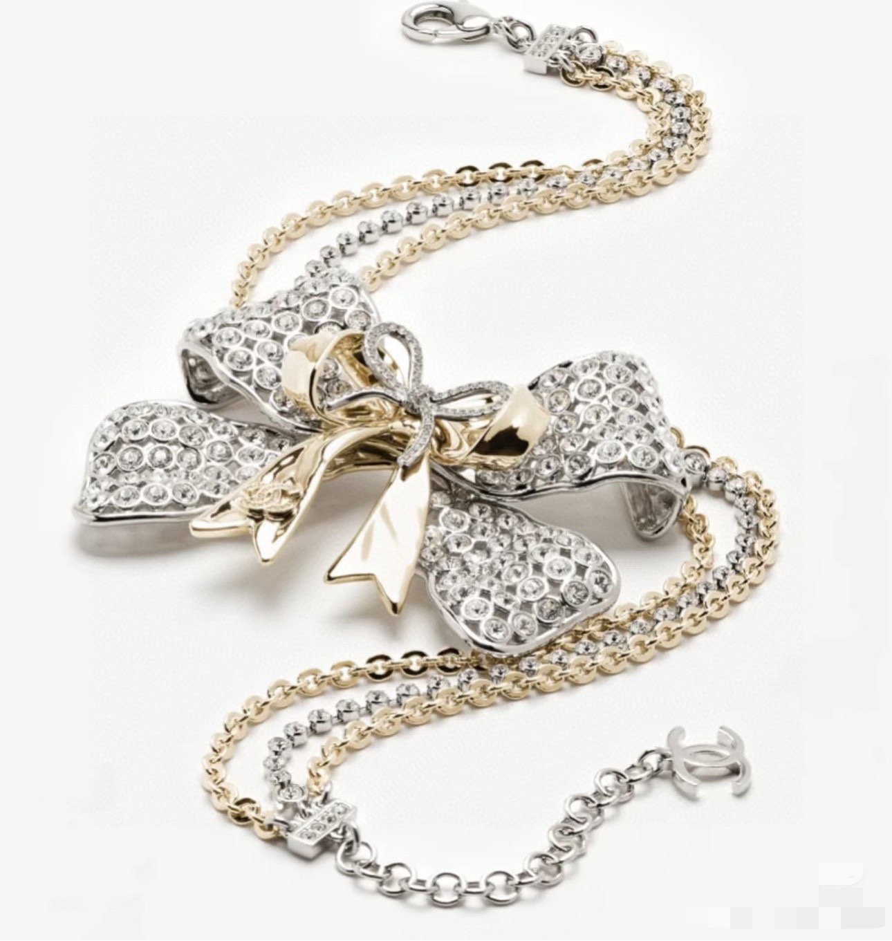 ​​ 香奈儿蝴蝶结项链​​✨香奈儿2025/26秋冬系列蝴蝶结项链，金属材质搭配水钻，金银双色链条超有层