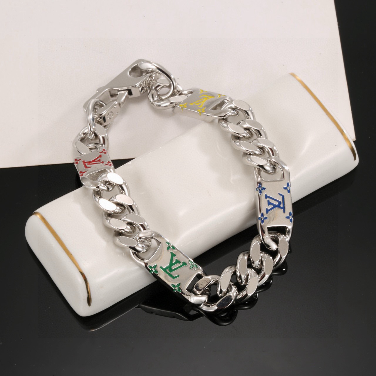 Louis Vuitton 精工版本路易威登手链秉承精湛匠艺