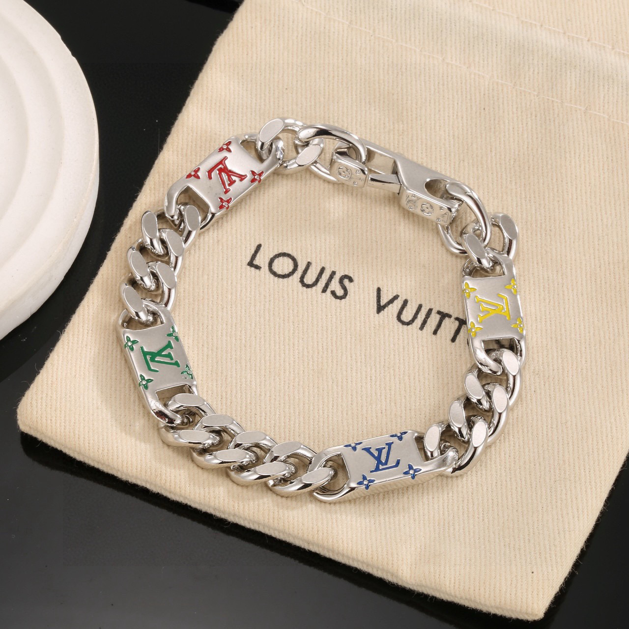 Louis Vuitton 精工版本路易威登手链秉承精湛匠艺