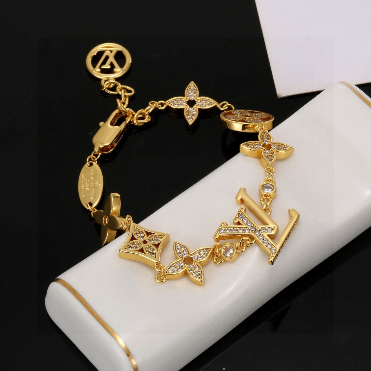 Louis Vuitton 重工工艺，路易威登字母手链秉承精湛匠艺 抛光色泽成就 LV 字母的自然化身，流露品牌格调 百搭 手链