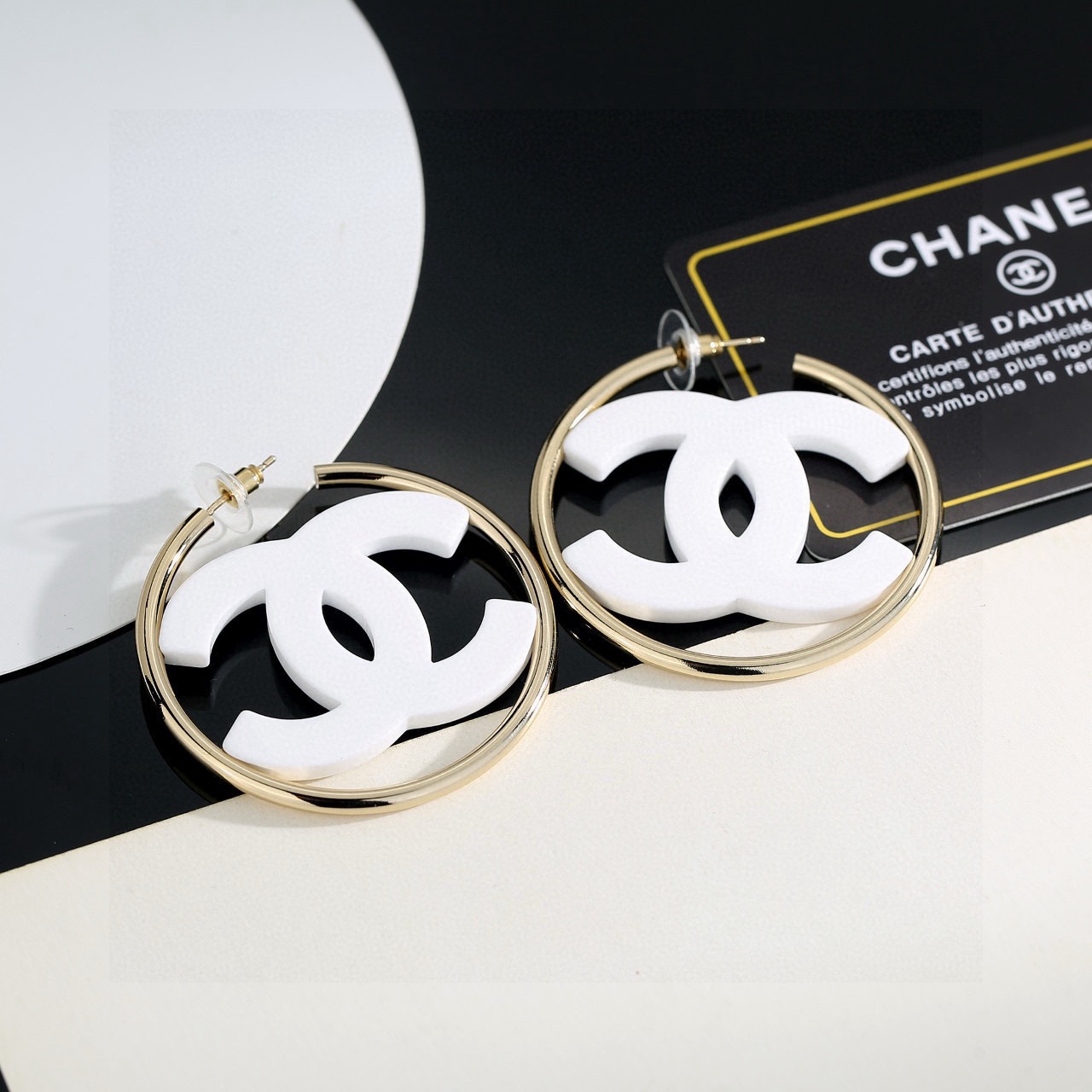 Chanel 亚克力圆形圈圈黑白两色双c耳钉