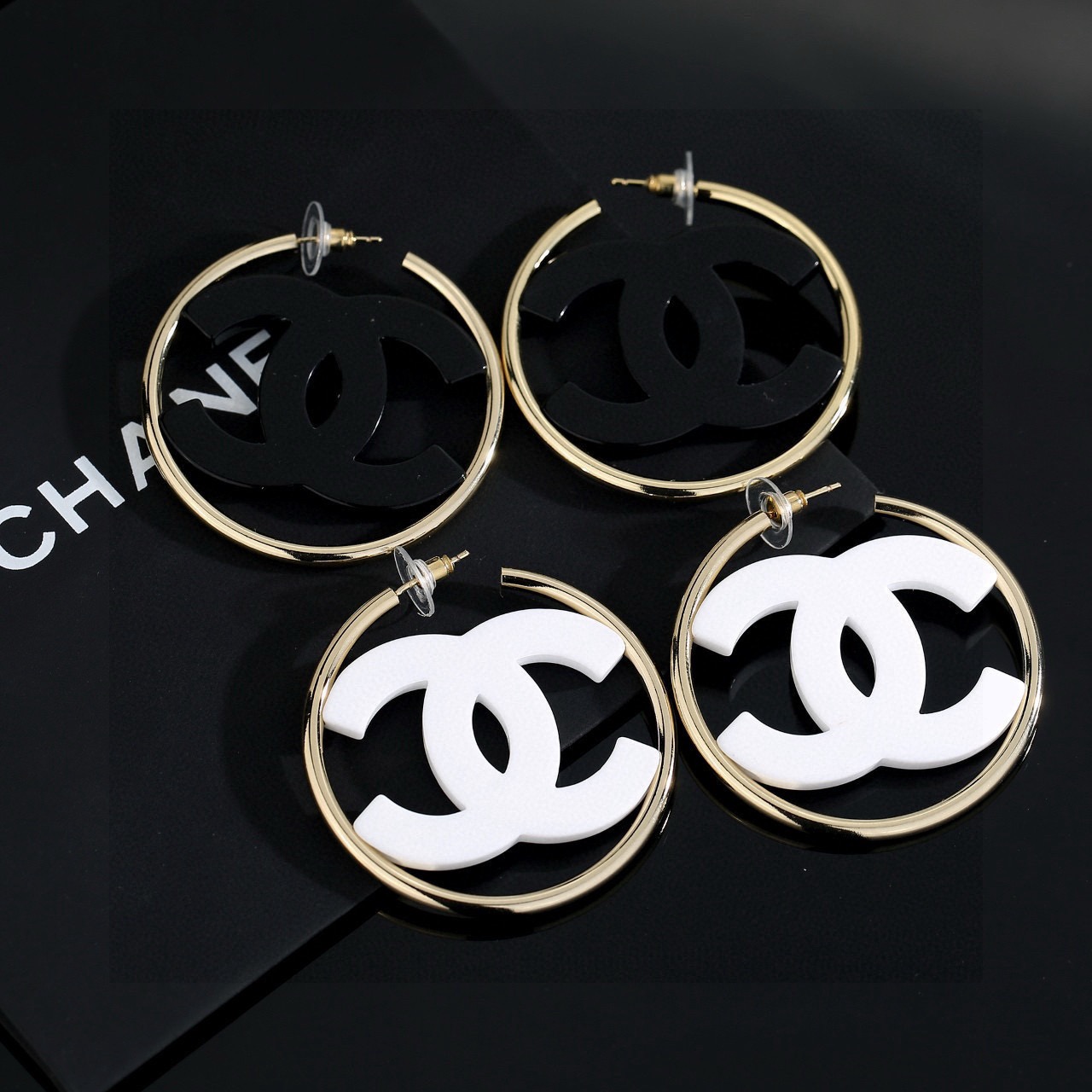 Chanel 亚克力圆形圈圈黑白两色双c耳钉