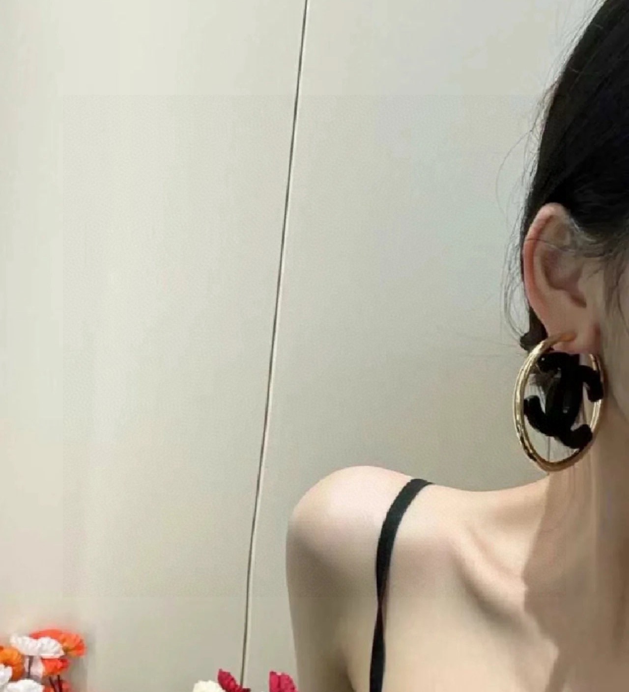 Chanel 亚克力圆形圈圈黑白两色双c耳钉