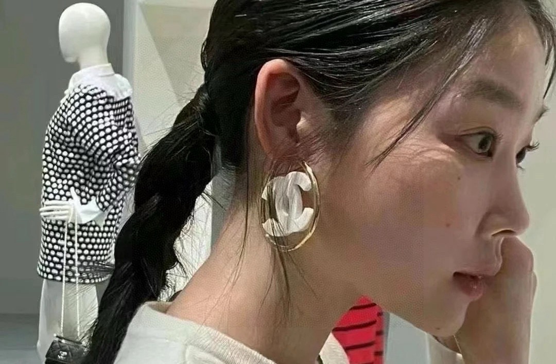 Chanel 亚克力圆形圈圈黑白两色双c耳钉