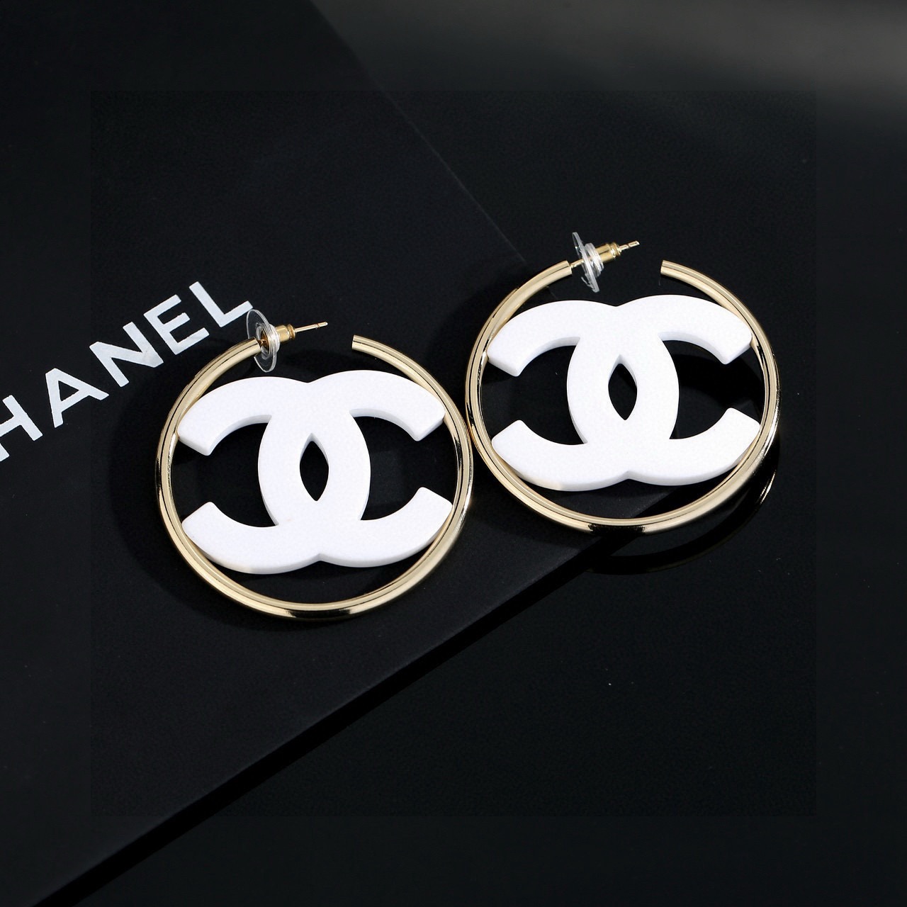 Chanel 亚克力圆形圈圈黑白两色双c耳钉