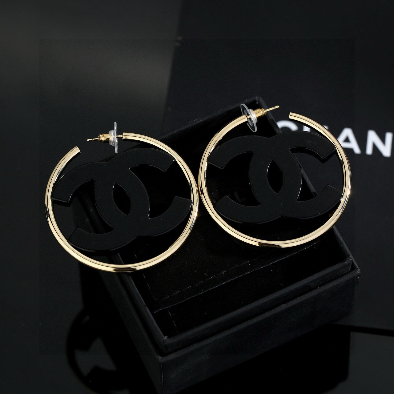 Chanel 亚克力圆形圈圈黑白两色双c耳钉
