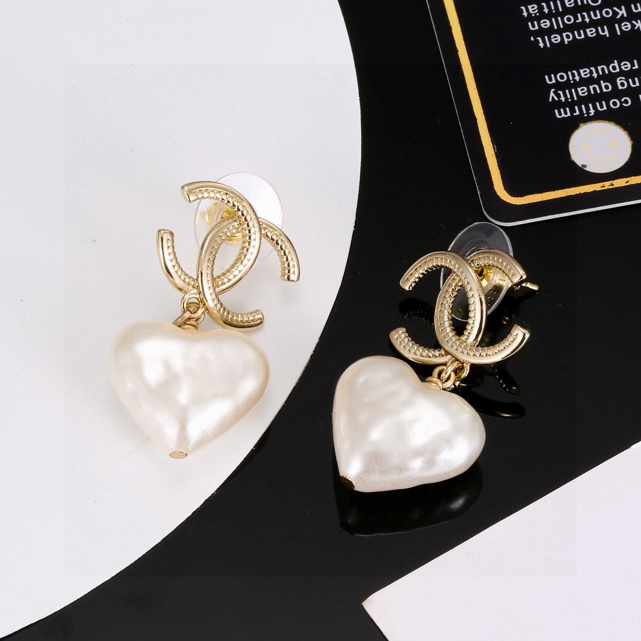 Chanel 香奈儿浅金色心桃耳环 紧追潮流早春耳钉 不管你是圆脸还是长脸拆下自己配系有意想不到的惊喜