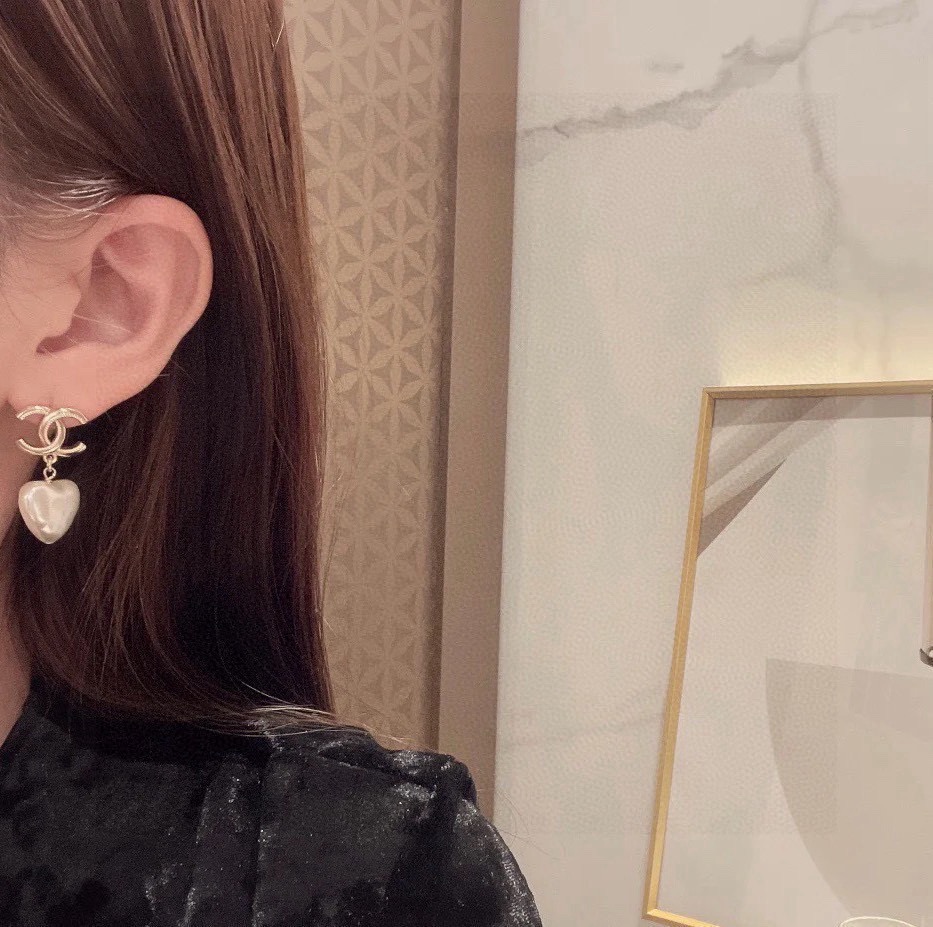 Chanel 香奈儿浅金色心桃耳环 紧追潮流早春耳钉 不管你是圆脸还是长脸拆下自己配系有意想不到的惊喜