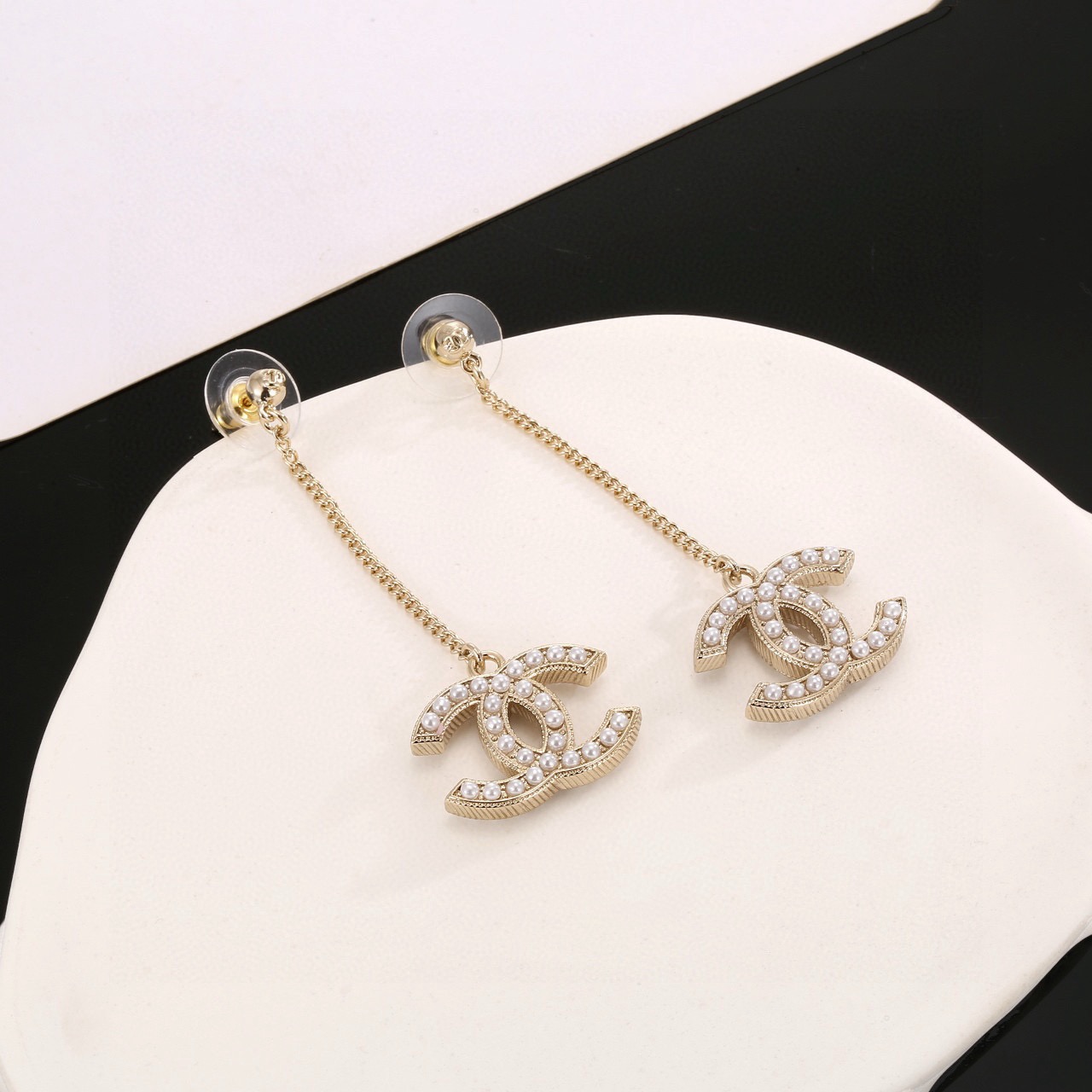 Chanel 🇫🇷 Pendientes de perlas clásicos de doble C de dos caras. Este artículo es un accesorio de moda muy versátil y…
