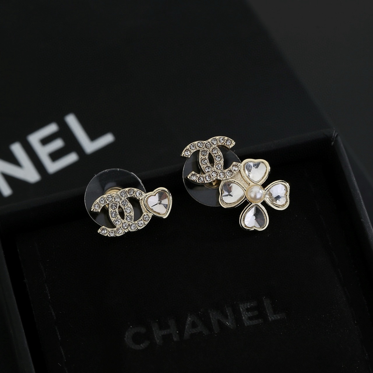 Chanel Chanel 这款随意搭配都是非常 百搭 单品 很修饰脸型 很上档次的 很优雅气质 耳环