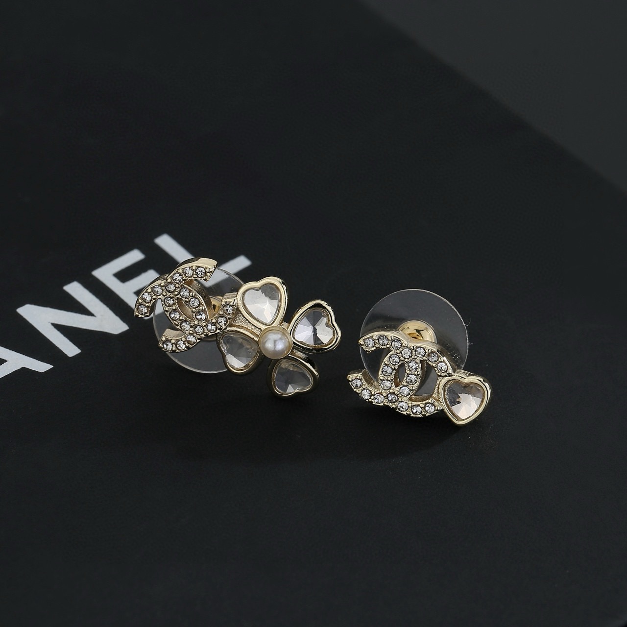 Chanel Chanel 这款随意搭配都是非常 百搭 单品 很修饰脸型 很上档次的 很优雅气质 耳环