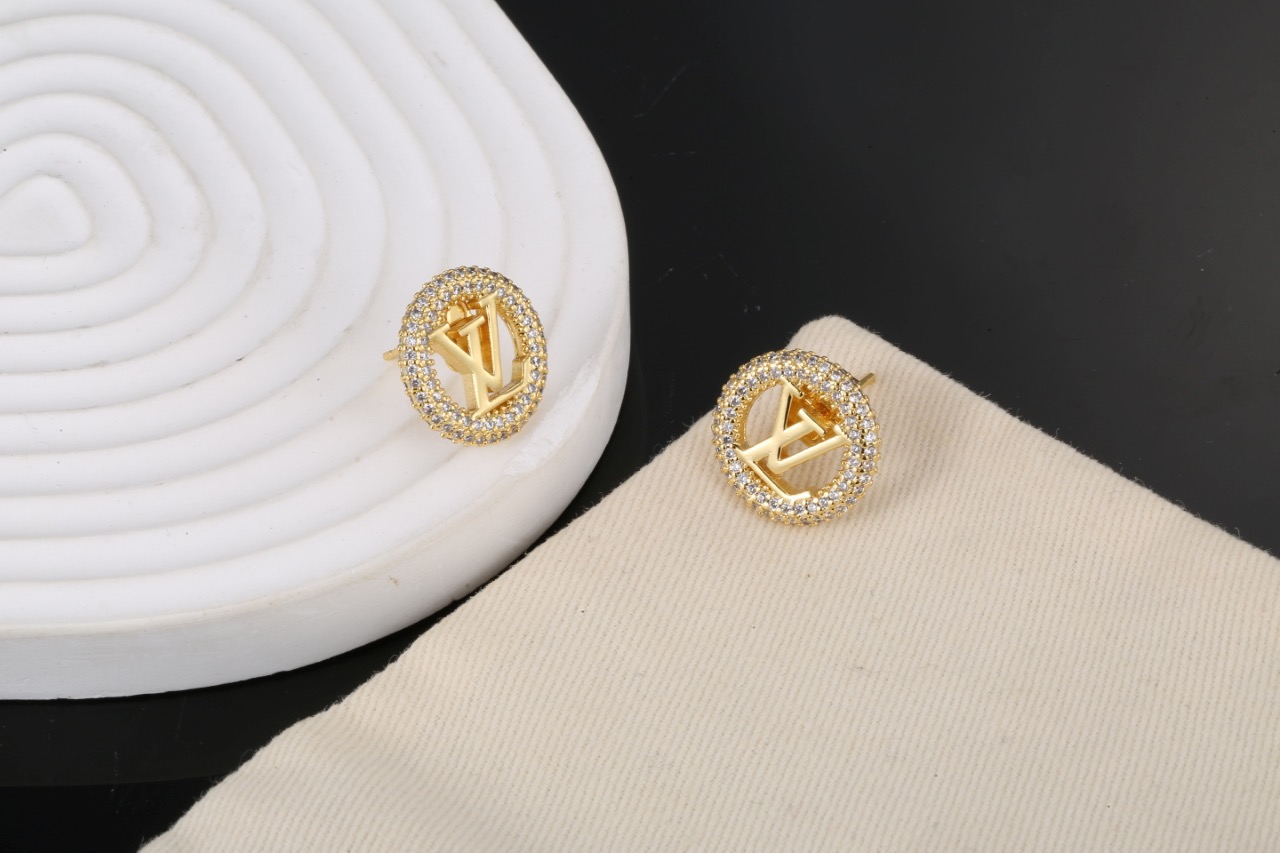 Louis Vuitton 精工版本路易威登耳钉 字母耳钉 可两种戴佩方法 秉承精湛匠艺