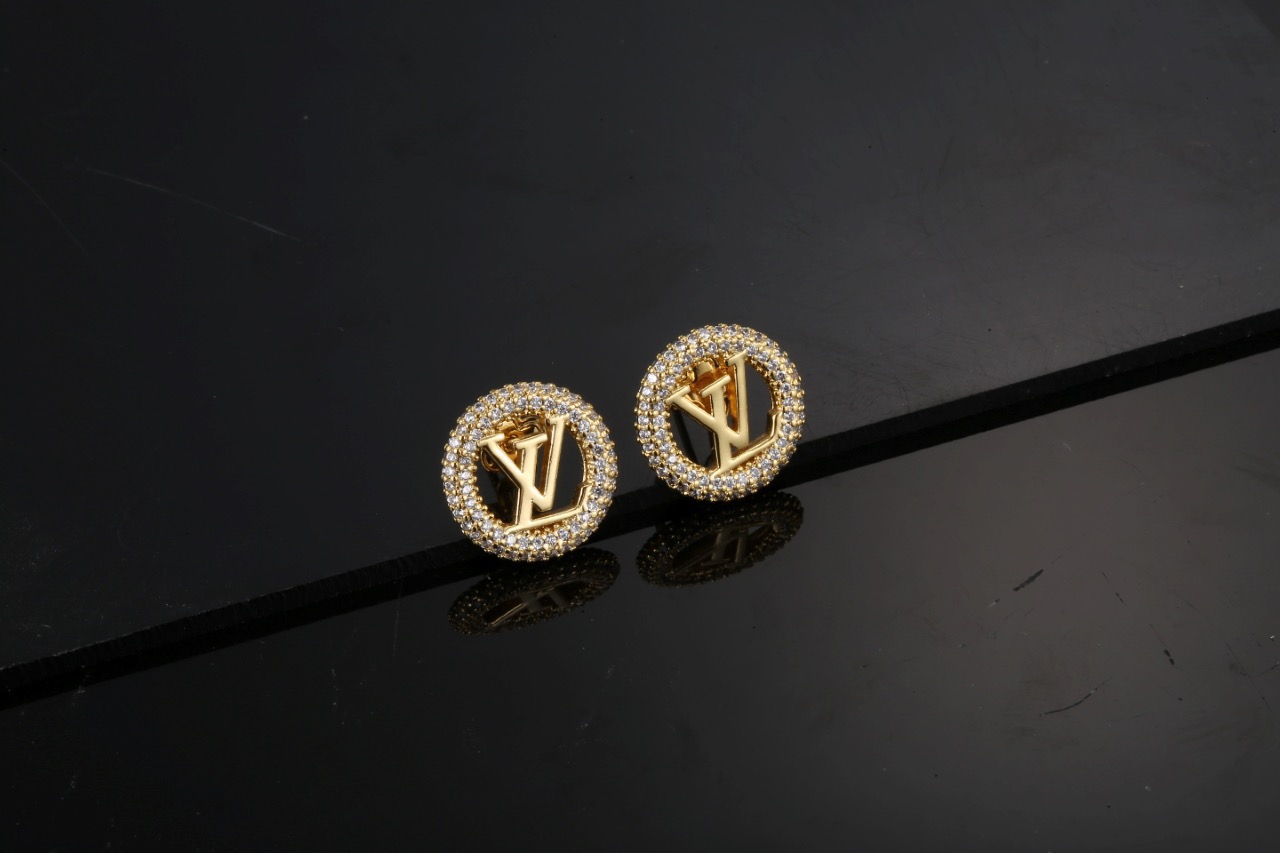 Louis Vuitton 精工版本路易威登耳钉 字母耳钉 可两种戴佩方法 秉承精湛匠艺