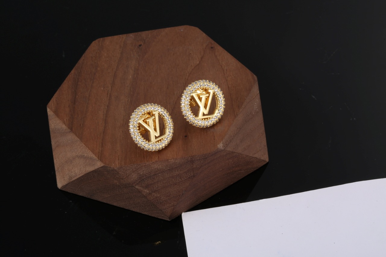 Louis Vuitton 精工版本路易威登耳钉 字母耳钉 可两种戴佩方法 秉承精湛匠艺