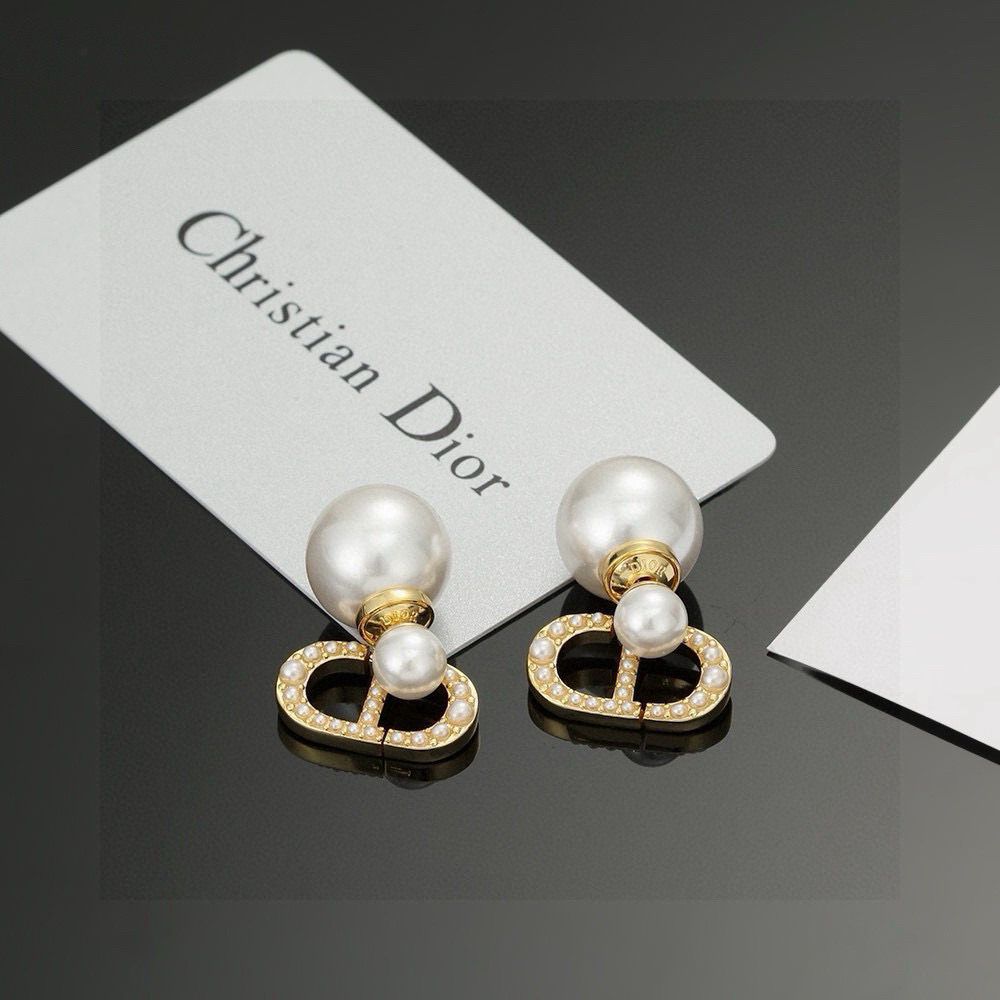 Dior 迪奥字母cd珍珠耳环 这款 Dior