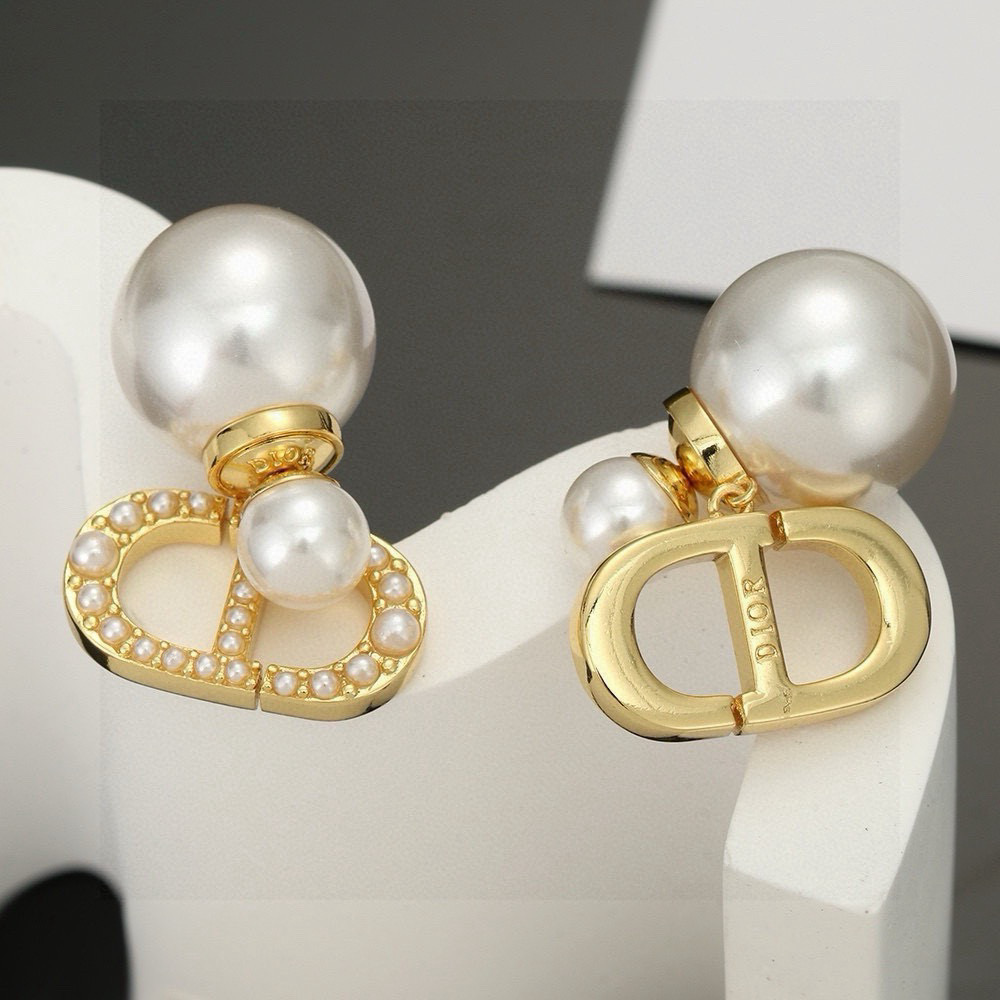 Dior 迪奥字母cd珍珠耳环 这款 Dior