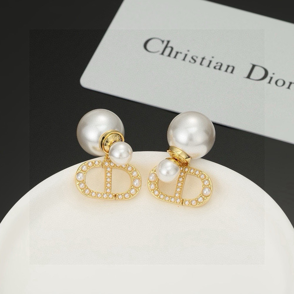 Dior 迪奥字母cd珍珠耳环 这款 Dior