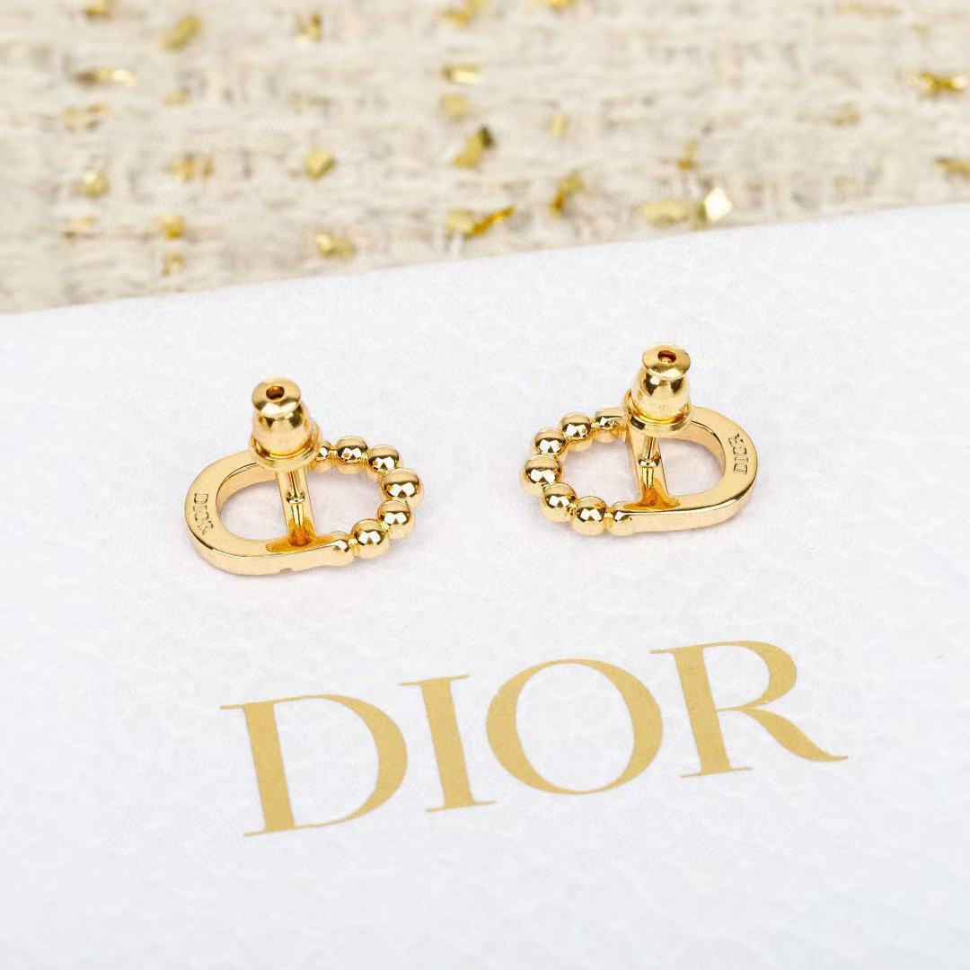 Dior 迪奥CD耳钉 简单的cd设计又不失 感