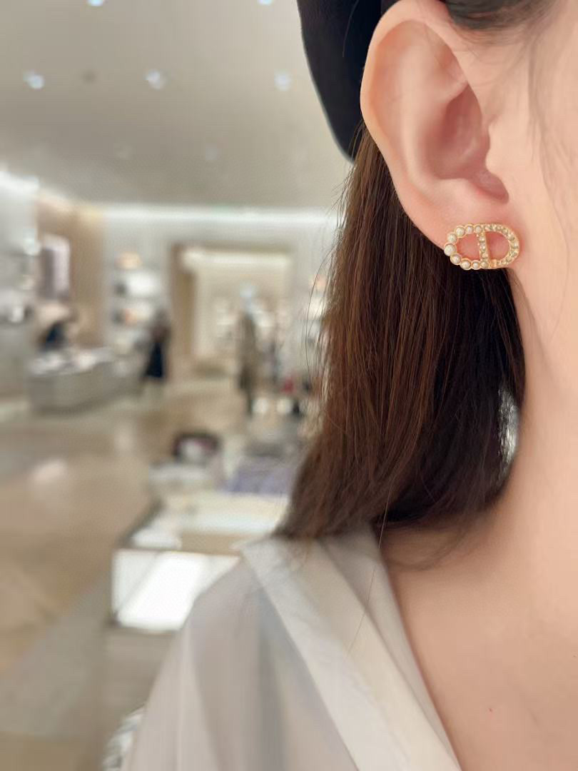 Dior 迪奥CD耳钉 简单的cd设计又不失 感