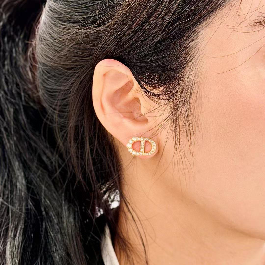 Dior 迪奥CD耳钉 简单的cd设计又不失 感
