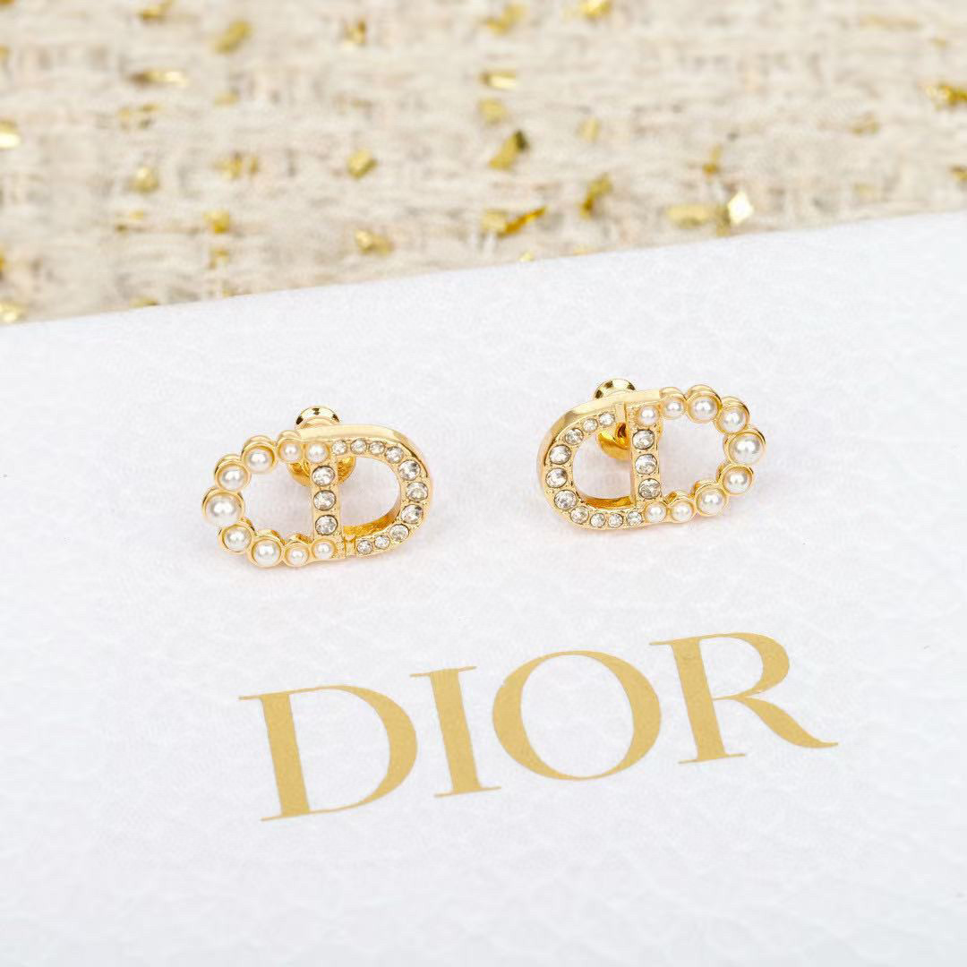 Dior 迪奥CD耳钉 简单的cd设计又不失 感