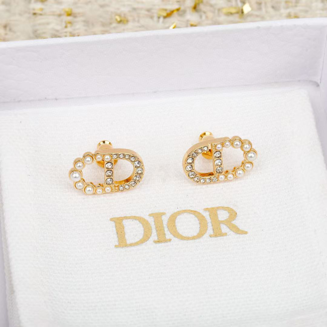 Dior 迪奥CD耳钉 简单的cd设计又不失 感