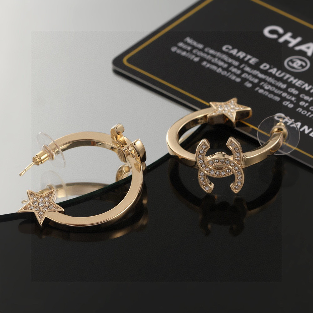Chanel 香奈儿浅金色耳环 紧追潮流早春耳钉 不管你是圆脸还是长脸拆下自己配系有意想不到的惊喜