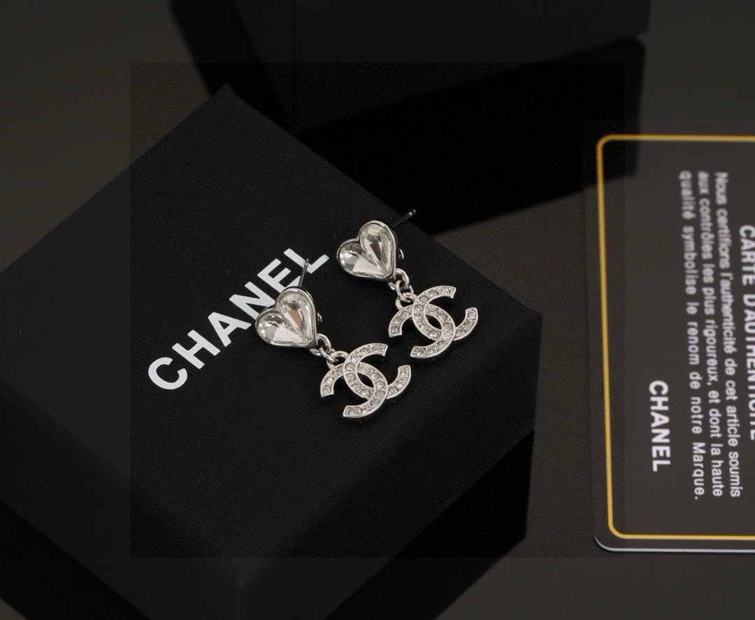 Chanel Chanel 双C心桃耳钉 这款随意搭配都是非常