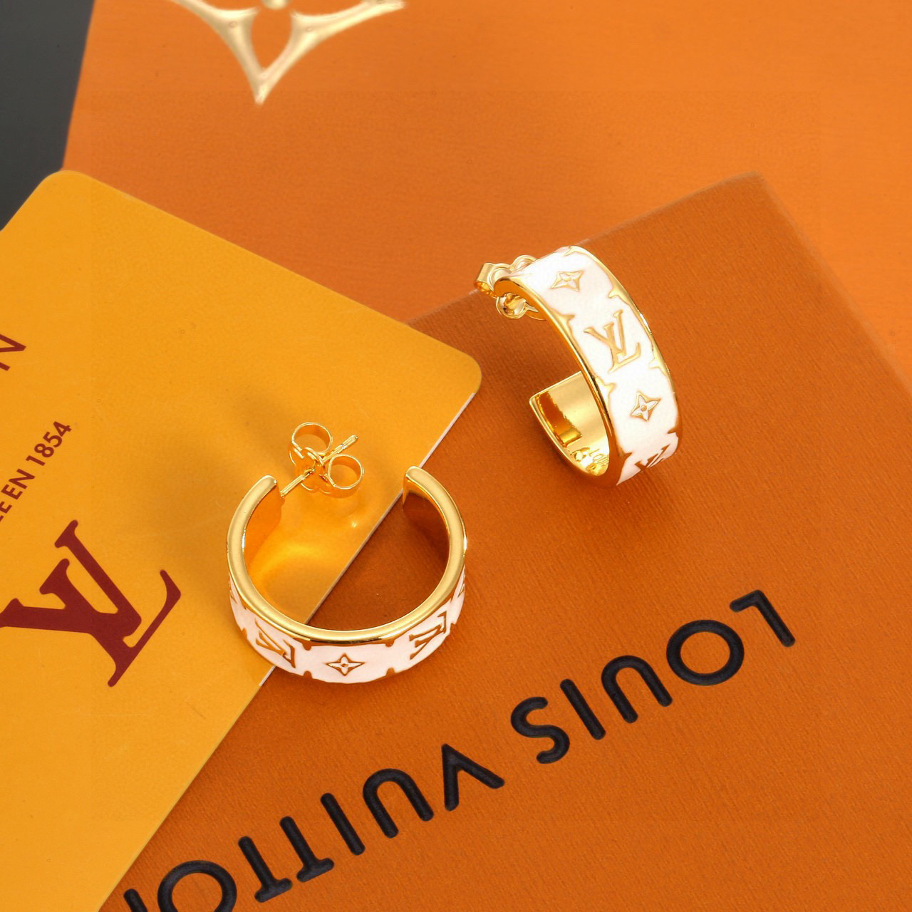 Louis Vuitton 精工版本路易威登耳钉 秉承精湛匠艺 以锻造耀目 LV Twig 抛光色泽成就 LV 字母的自然化身