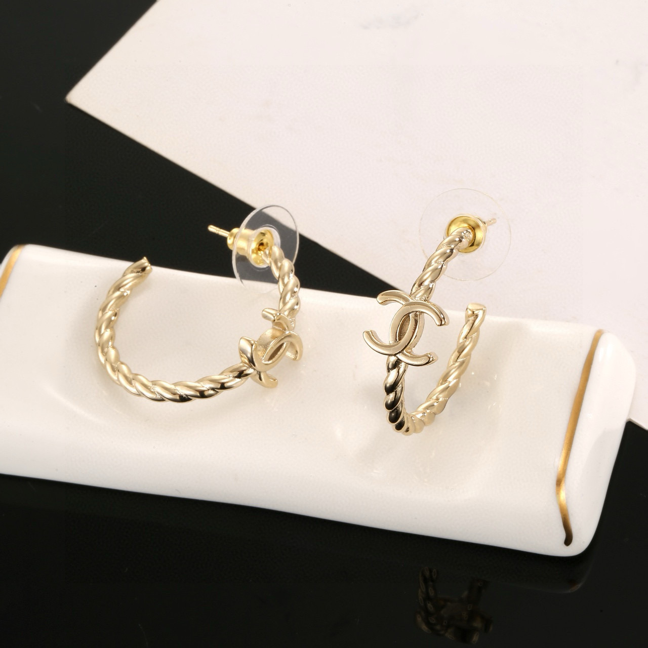 Chanel Chanel 半圈金色双C耳钉