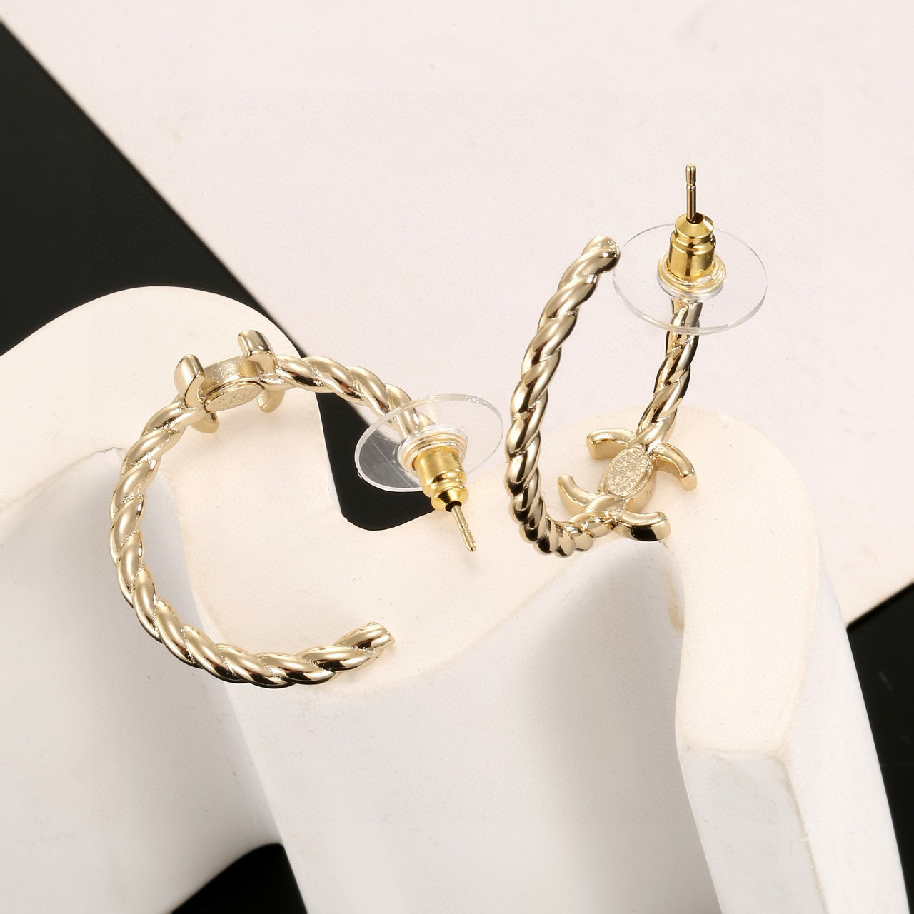 Chanel Chanel 半圈金色双C耳钉
