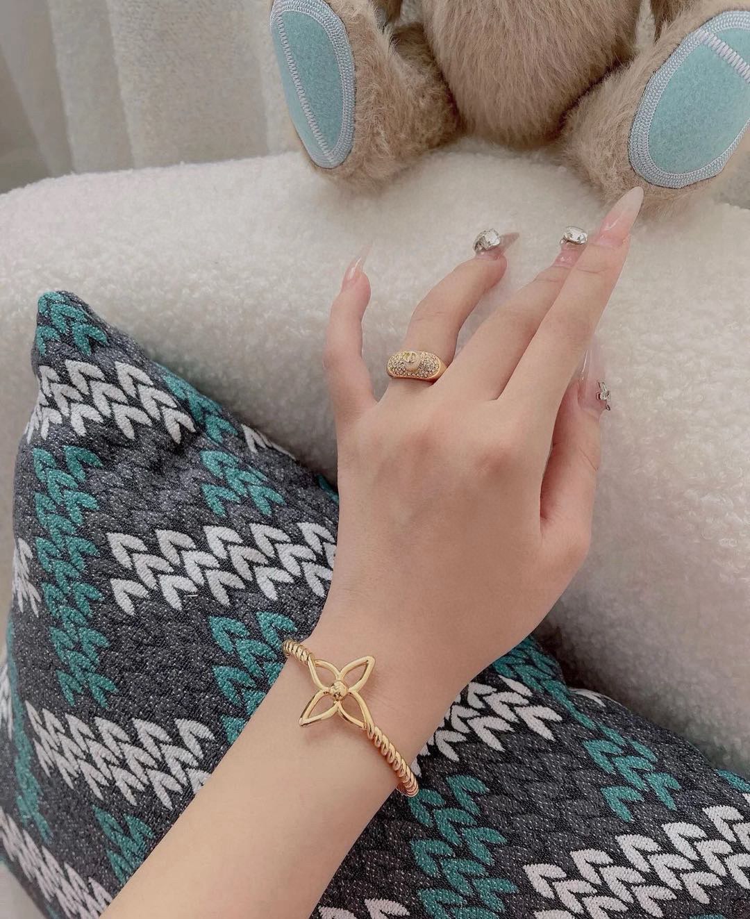 Louis Vuitton 精工版本路易威登四叶草开口手镯