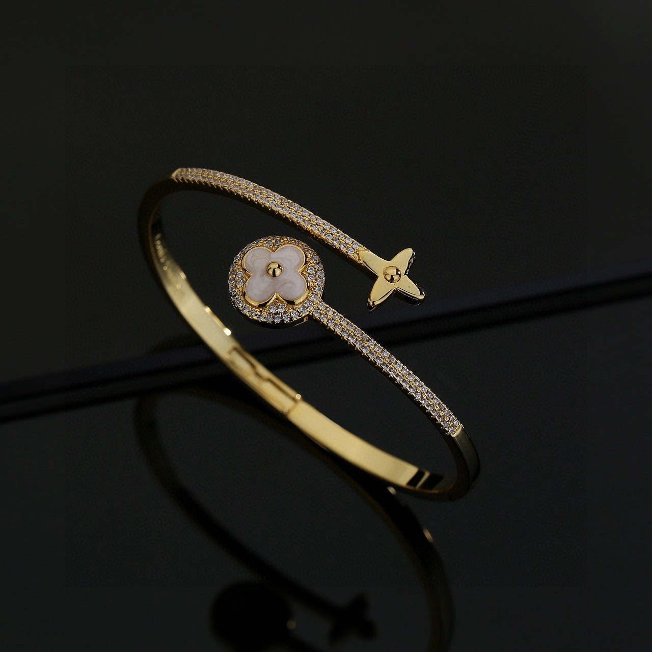 Louis Vuitton 精工版本路易威登简约手镯 秉承精湛匠艺 以锻造耀目 LV Twig 抛光色泽成就 四叶草的自然化身