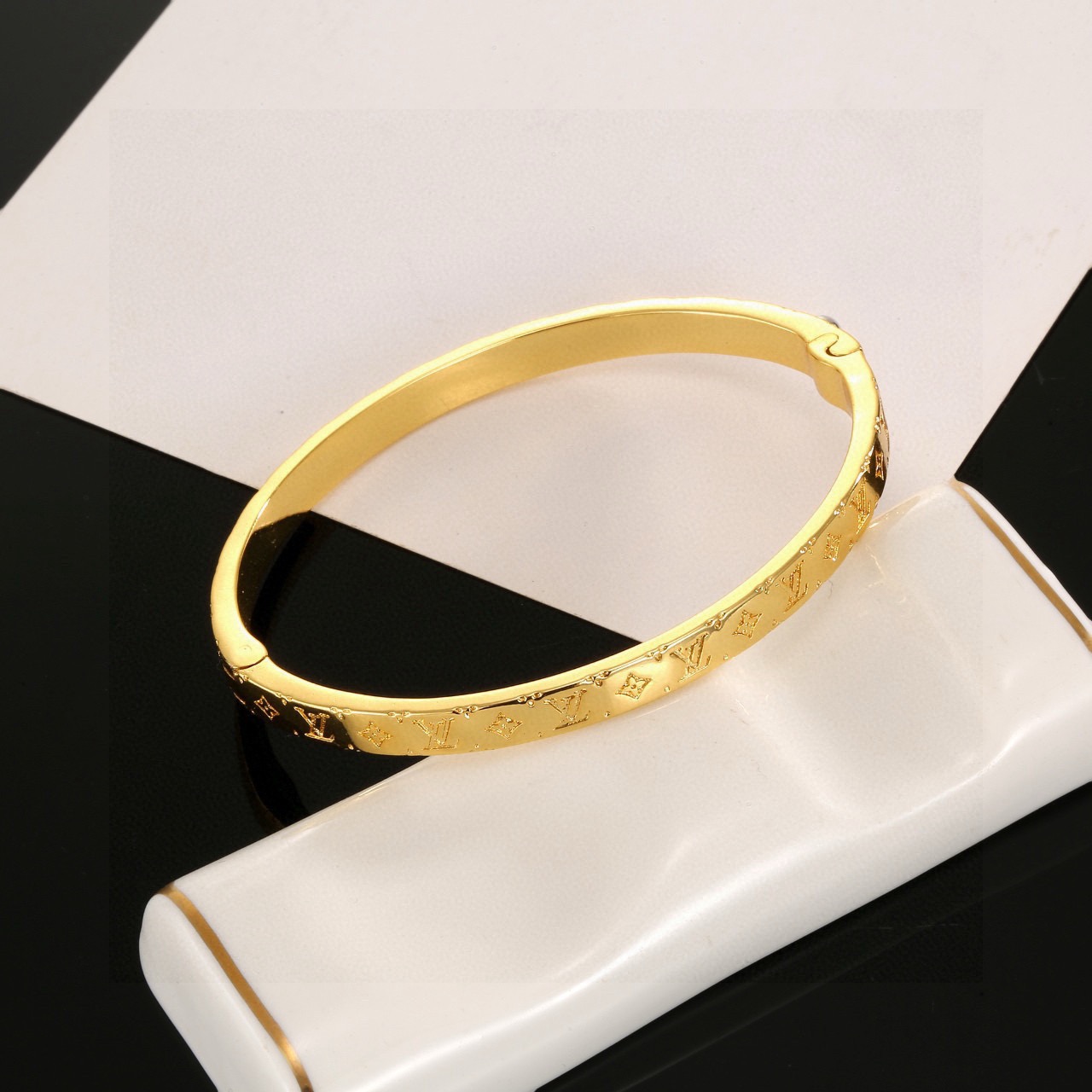 Louis Vuitton 精工版本路易威登手镯 秉承精湛匠艺 以锻造耀目 LV Twig 抛光色泽成就 镂空四叶草的自然化身