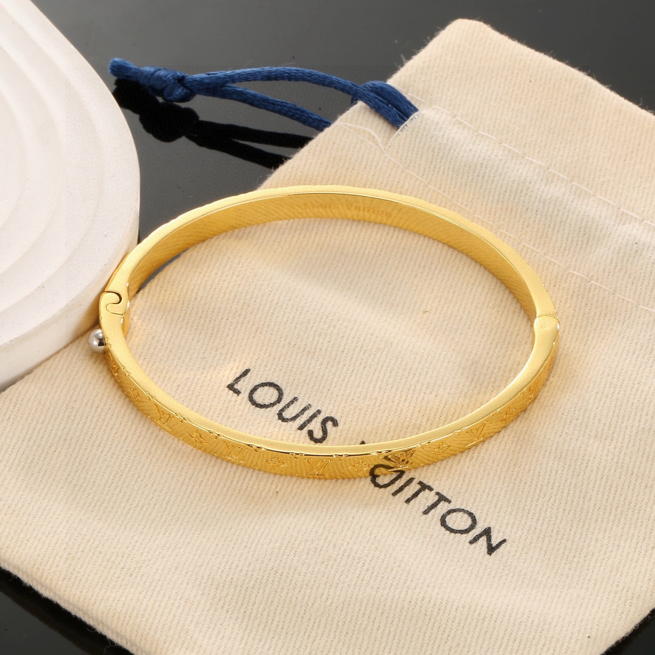Louis Vuitton 精工版本路易威登手镯 秉承精湛匠艺 以锻造耀目 LV Twig 抛光色泽成就 镂空四叶草的自然化身