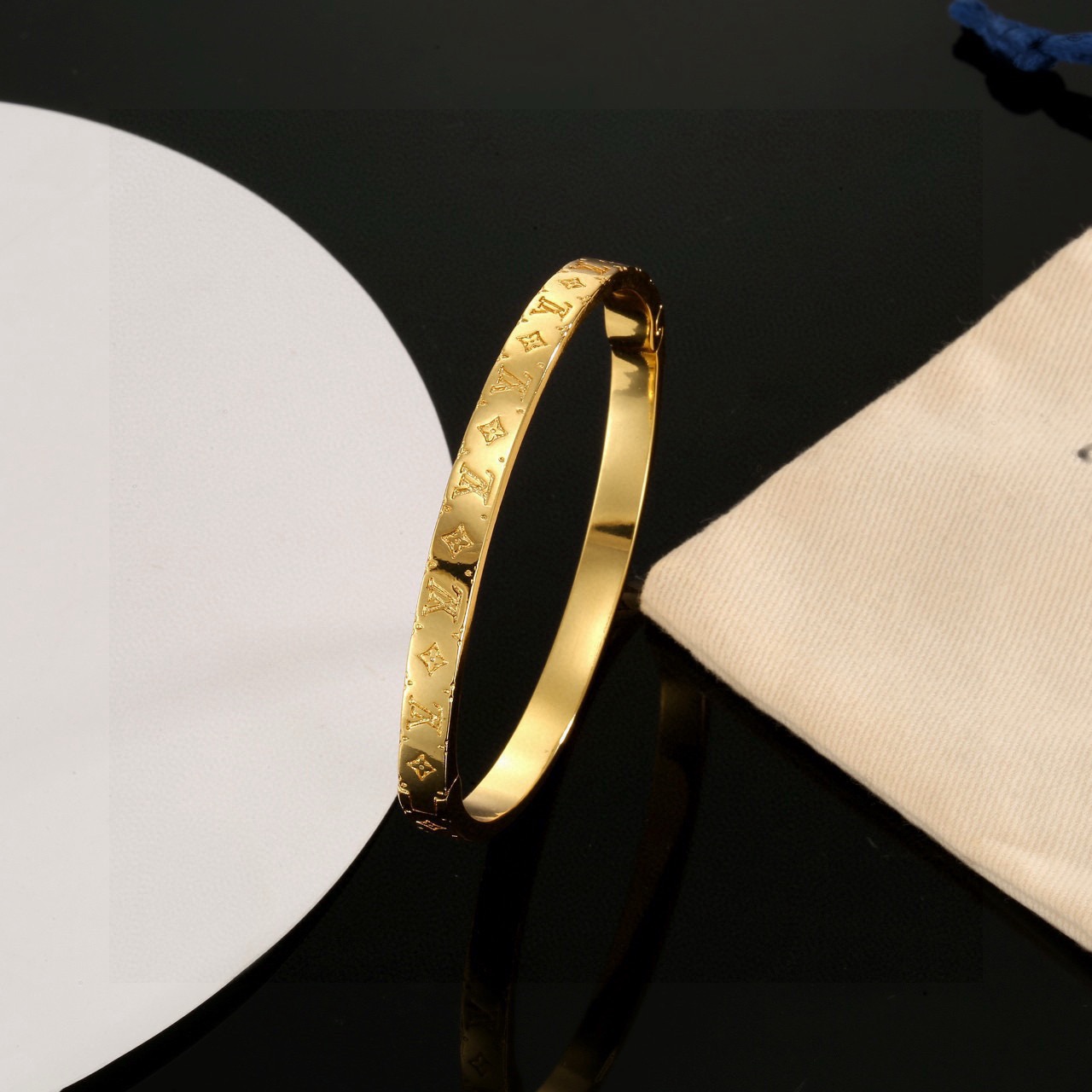 Louis Vuitton 精工版本路易威登手镯 秉承精湛匠艺 以锻造耀目 LV Twig 抛光色泽成就 镂空四叶草的自然化身